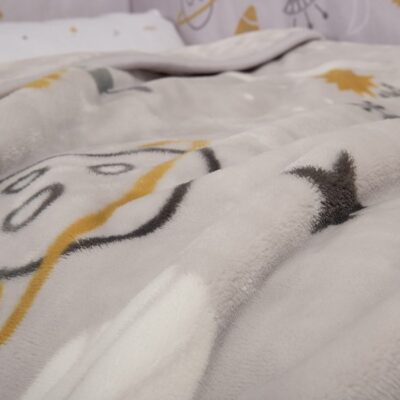 ΒΡΕΦΙΚΗ ΚΟΥΒΕΡΤΑ ΑΓΚΑΛΙΑΣ MY UNIVERSE 75X100 NEF-NEF HOMEWARE, 100% ΠΟΛΥΕΣΤΕΡΑΣ - Image 2